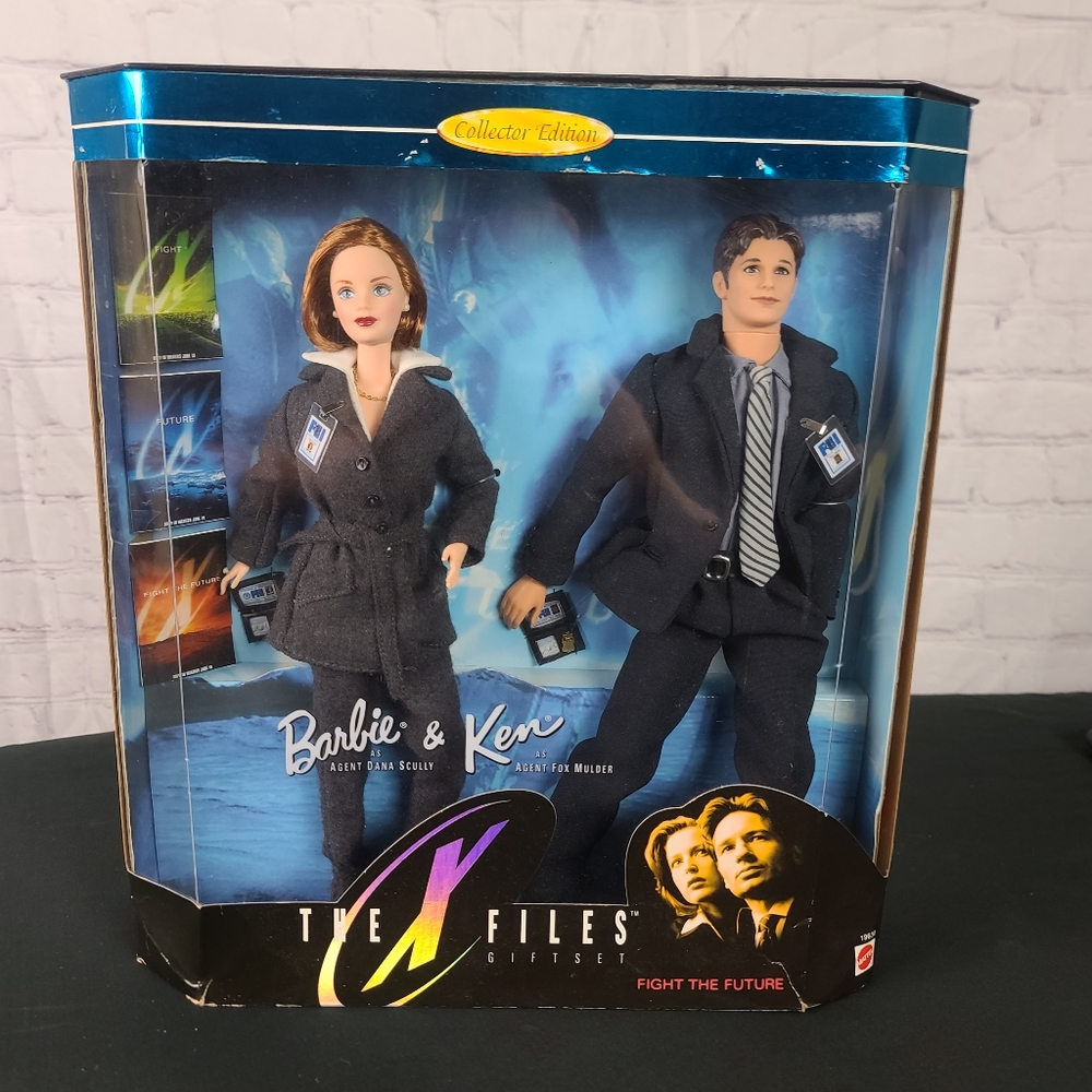 X-FILES  Giftset  Barbie as Dana Scully and Ken as Fox Mulder.